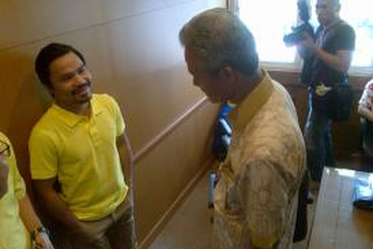 Manny Pacquiao berbincang dengan Gubernur Jateng Ganjar Pranowo, Rabu (8/7/2015). Pacman menitipkan ucapan terima kasih pada Ganjar atas ditundanya eksekusi hukuman mati pada Mary Jane.