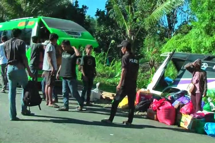 Bus asal Tana Toraja, Sulawesi Selatan, terguling di Mamuju, Sulawesi Barat, Selasa (30/7/2019) akibat tidak kuat naik tanjakan. 