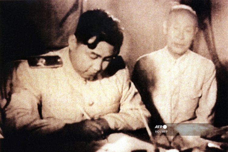 Foto tak bertanggal menunjukkan pendiri sekaligus Pemimpin Korea Utara Kim Il Sung menandatangani dokumen di Seoul. Pasukan Korea Utara menginvasi Korea Selatan pada 25 Juni 1950, menandai dimulainya Perang Korea.