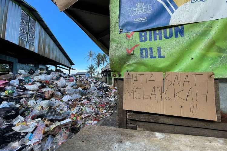 Para pedagang di Pasar Sehat Cileunyi, Kabupaten Bandung, Jawa Barat kesulitan mendapatkan pembeli lantaran sampah yang menggunung di Pasar Sehat Cileunyi, hal tersebut dialami Hidayat (24) yang kios dagangannya behadap-hadapan dengan gunungan sampah tersebut.