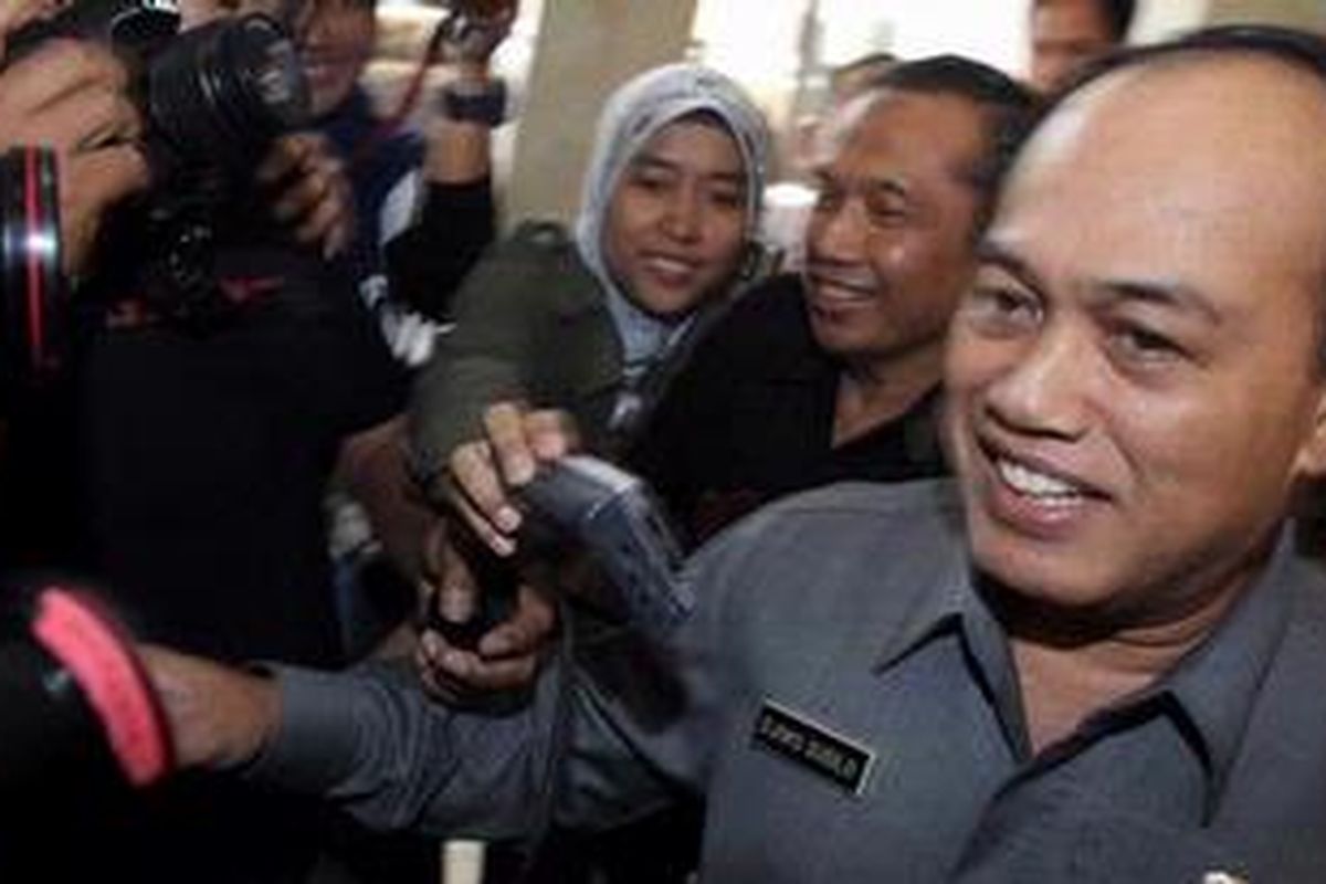 Djoko Susilo Diperiksa Bareskrim Mantan Kepala Korlantas sekaligus Gubernur nonaktif Akademi Kepolisian Irjen Pol Djoko Susilo keluar dari gedung Bareskrim, Mabes Polri, Jakarta untuk menunaikan ibadah sholat Jumat di sela-sela pemeriksaan dirinya, Jumat, (24/8/2012). Djoko diperiksa penyidik Mabes Polri sebagai saksi dalam kasus dugaan korupsi uji simulator SIM.   