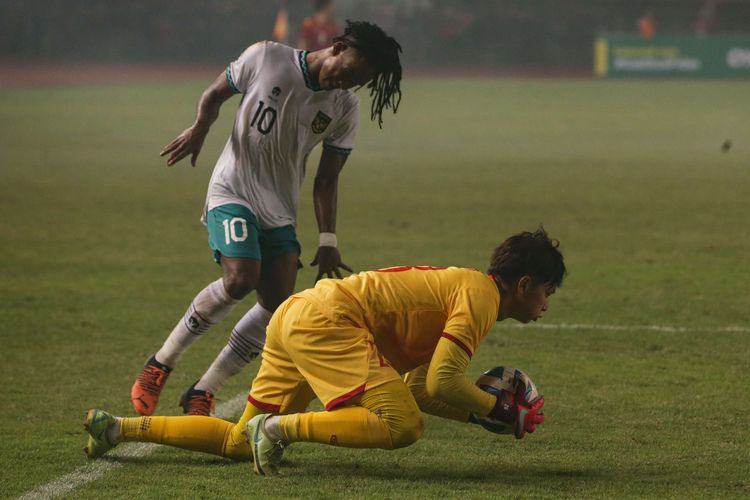 Pemain Timnas U19 Indonesia, Ronaldo Kwateh saat pertandingan melawan Vietnam pada laga perdana Grup A Piala AFF U19 2022 di Stadion Patriot Candrabhaga, Bekasi, Jawa Barat, Sabtu (2/7/2022) malam WIB. Kedua tim bermain imbang tanpa gol.