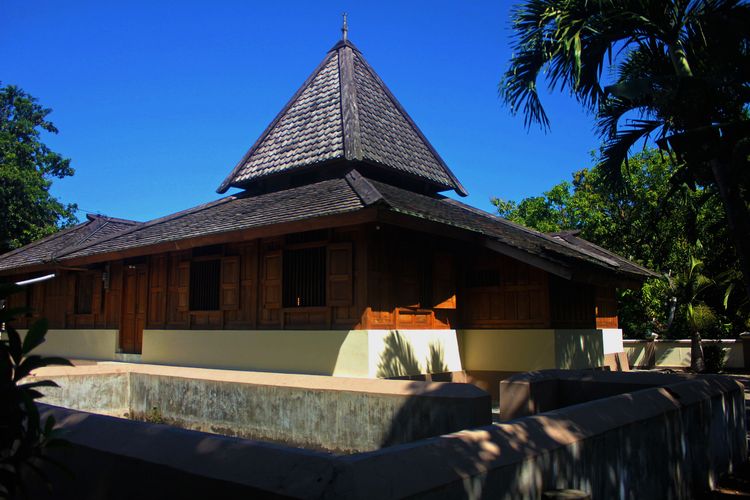 Atap masjid Godhegan berbentuk segitiga kerucut yang terbuat dari kayu jati terdiri dari 2 susun. Secara kultural, masjid At Taqwa Godhegan berada dibawah Masjid Gede Kauman Yogyakarta yang bertingkat 3. Konon KH Imam Nawai pendiri masjid Godhegan merupakan kerabat keraton yang memilih melanglang ke Timur gunung Lawu pasca Pangeran Diponegoro ditawan Belanda.