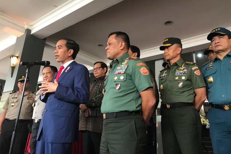 Presiden Joko Widodo usai memberikan pembekalan kepada 728 calon perwira remaja TNI POLRI di Mabes TNI, Jakarta Timur, Senin (24/7/2017).
