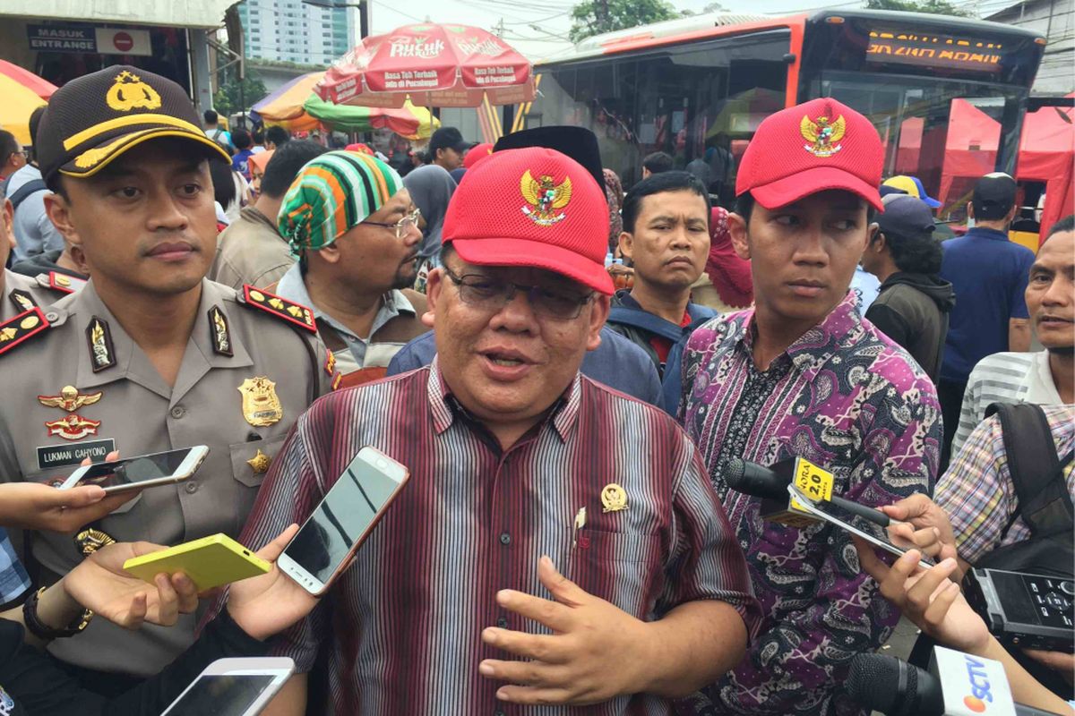 Komisioner Ombudsman Adrianus Meliala melakukan monitoring terhadap penataan PKL yang telah dilakukan Pemprov DKI di Jalan Jatibaru Raya, Tanah Abang, Jakarta Pusat, Rabu (17/1/2018)