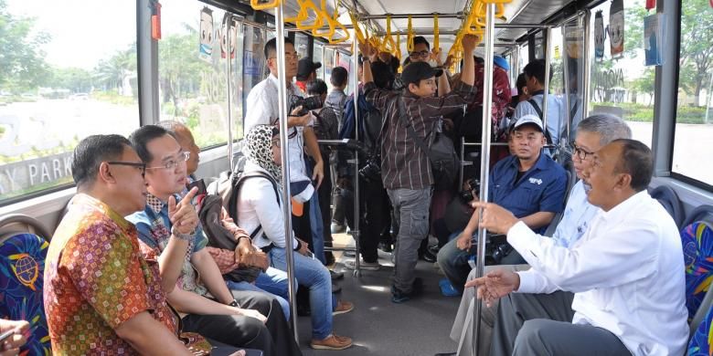 Direktur Utama PT Summarecon Agung Tbk didampingi Direktur Utama PT Transportasi Jakarta Budi Kaliwono mencoba bis Transjakarta trase Summarecon Bekasi-Jakarta, Rabu (16/11/2016).