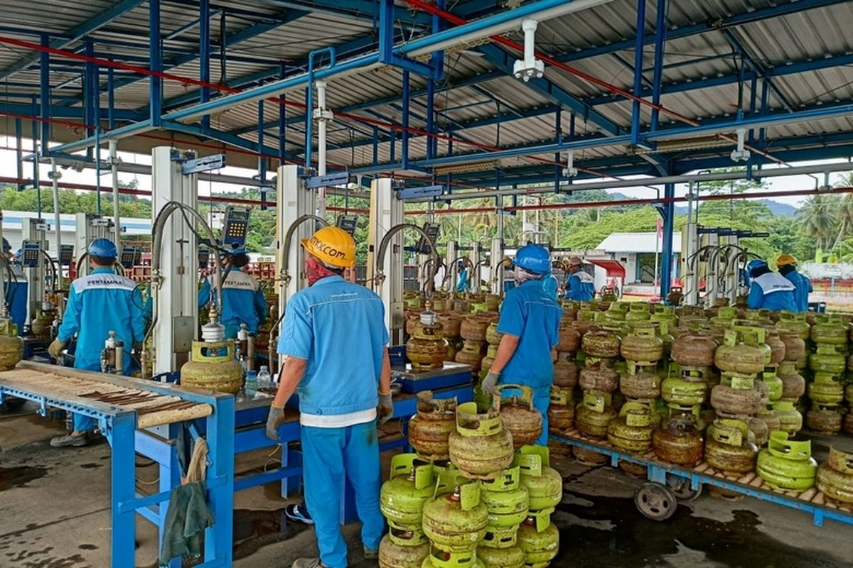  Pihak Pertamina menjamin ketersediaan liquefied petroleum gas (LPG) bagi masyarakat terdampak gempa di dua kabupaten di Sulawesi Barat (Sulbar). Penyiagaan LPG ini telah dilakukan sejak Jumat (15/1/2021) lalu. 