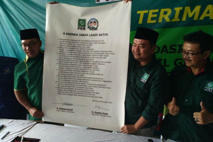 Calon gubenur Jawa Barat Ridwan Kamil menandatangani 9 Agenda Jabar Lahir Batin yang dititipkan Partai Kebangkitan Bangsa (PKB) sebagai syarat pengusungan dirinya dan pasangannya Uu Ruzhanul Ulum di Pilkada Jawa Barat 2018.