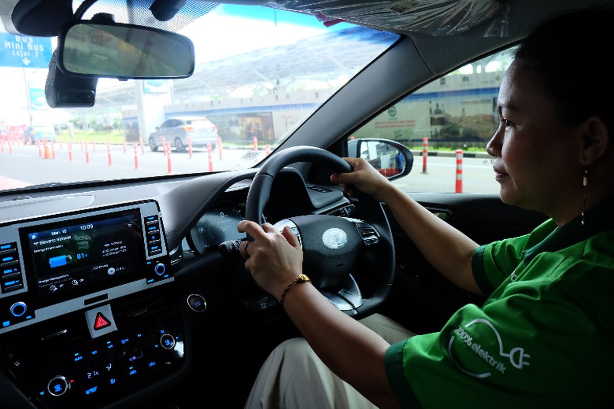 Ani Rahayu, Mitra Grab menjelaskan fungsi layar dan tombol yang ada di Hyundai IONIQ EV