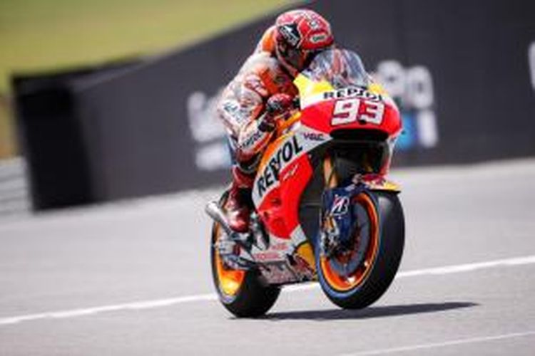 Pebalap Repsol Honda asal Spanyol, Marc Marquez, memacu motornya pada sesi latihan bebas kedua GP Jerman di Sachsenring, Jumat (10/7/2015).