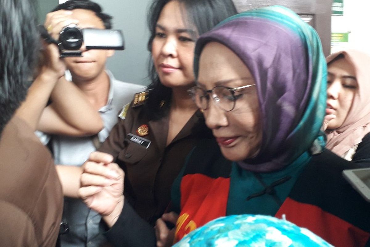 Terdakwa kasus penyebaran kabar bohong atau hoaks Ratna Sarumpaet di Pengadilan Negeri Jakarta Selatan setelah sidang kempaat pada Selasa (19/3/2019).