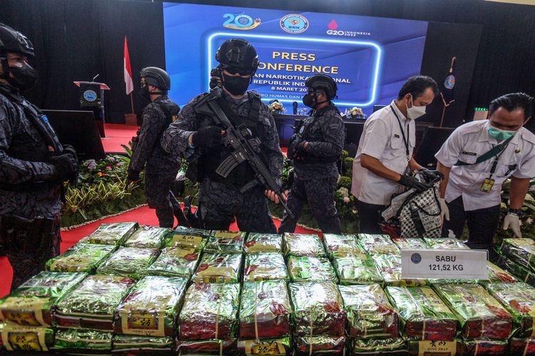 Petugas merapikan barang bukti narkoba jenis sabu-sabu di Lido, Kabupaten Bogor, Jawa Barat, Selasa (8/3/2022). BNN mengungkapkan bahwa pihaknya telah menyita 121,52 kg sabu-sabu dari 10 tersangka jaringan narkotika di Aceh dan Kalimantan Tengah.