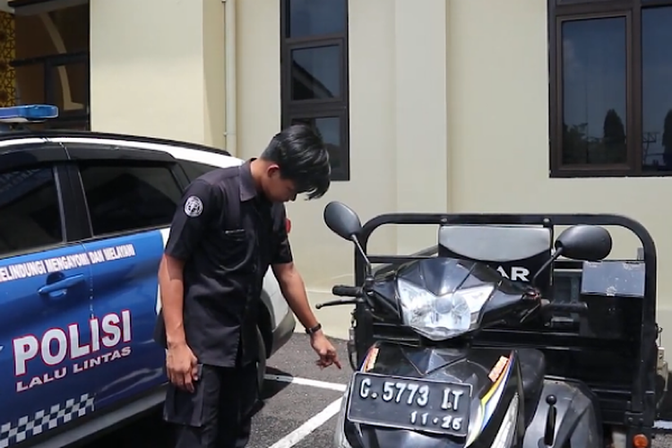 Seorang warga melihat sepeda motor roda tiga yang sempat kabur setelah menyenggol sepeda motor di Kabupaten Pekalongan Jawa Tengah