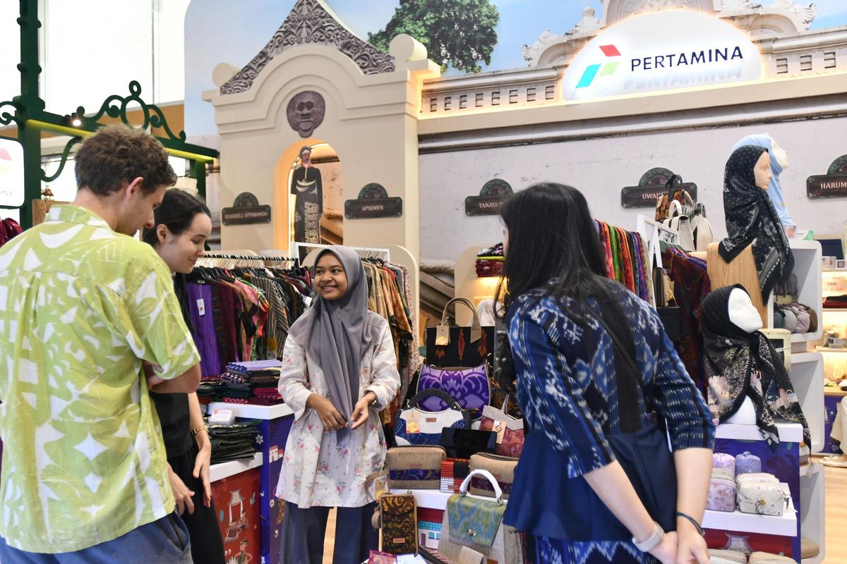 Pengunjung mancanegara melihat produk salah satu binaan UMKM Pertamina pada acara ?Inacraft 2025? Sustainability and Collaboration di JCC Senayan, Jakarta, Minggu (922025).