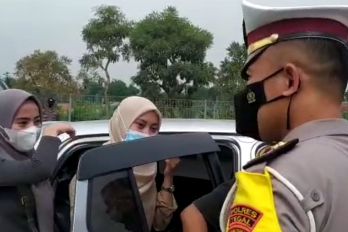 Pemudik yang diduga membawa surat antigen palsu diminta putar balik  ke Jakarta saat terjaring operasi penyekatan di Exit Tol Kalimati, Adiwerna, Kabupaten Tegal, Jawa Tengah, Sabtu (8/5/2021).  (Istimewa)