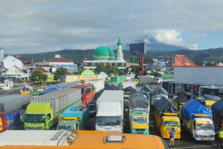 Penumpukan kendaraan di Pelabuhan ASDP Ketapang Banyuwangi 