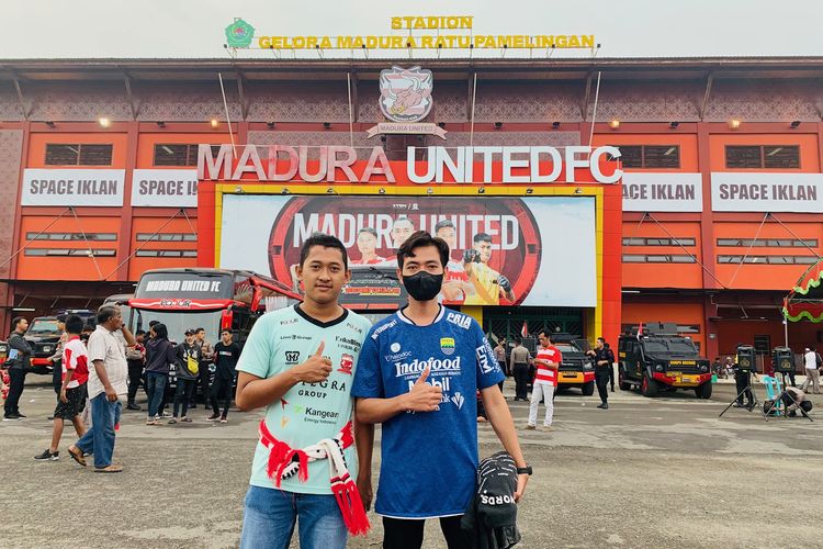 Suporter Madura United dan Persib Bandung foto bersama didepan stadion sebelum pertandingan pekan ke-19 Liga 1 2022-2023 dimulai yang berakhir dengan skor 0-1 di Stadion Gelora Ratu Pamelingan Pamekasan, Jumat (20/1/2023) malam.