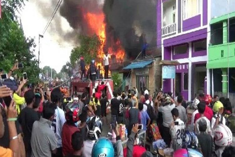 11 rumah warga dan sebuah panti asuhan di Kelurahan Wattang, Polewali Mandar, Sulawesi Barat, ludes dilalap api, Selasa (11/7/2017).