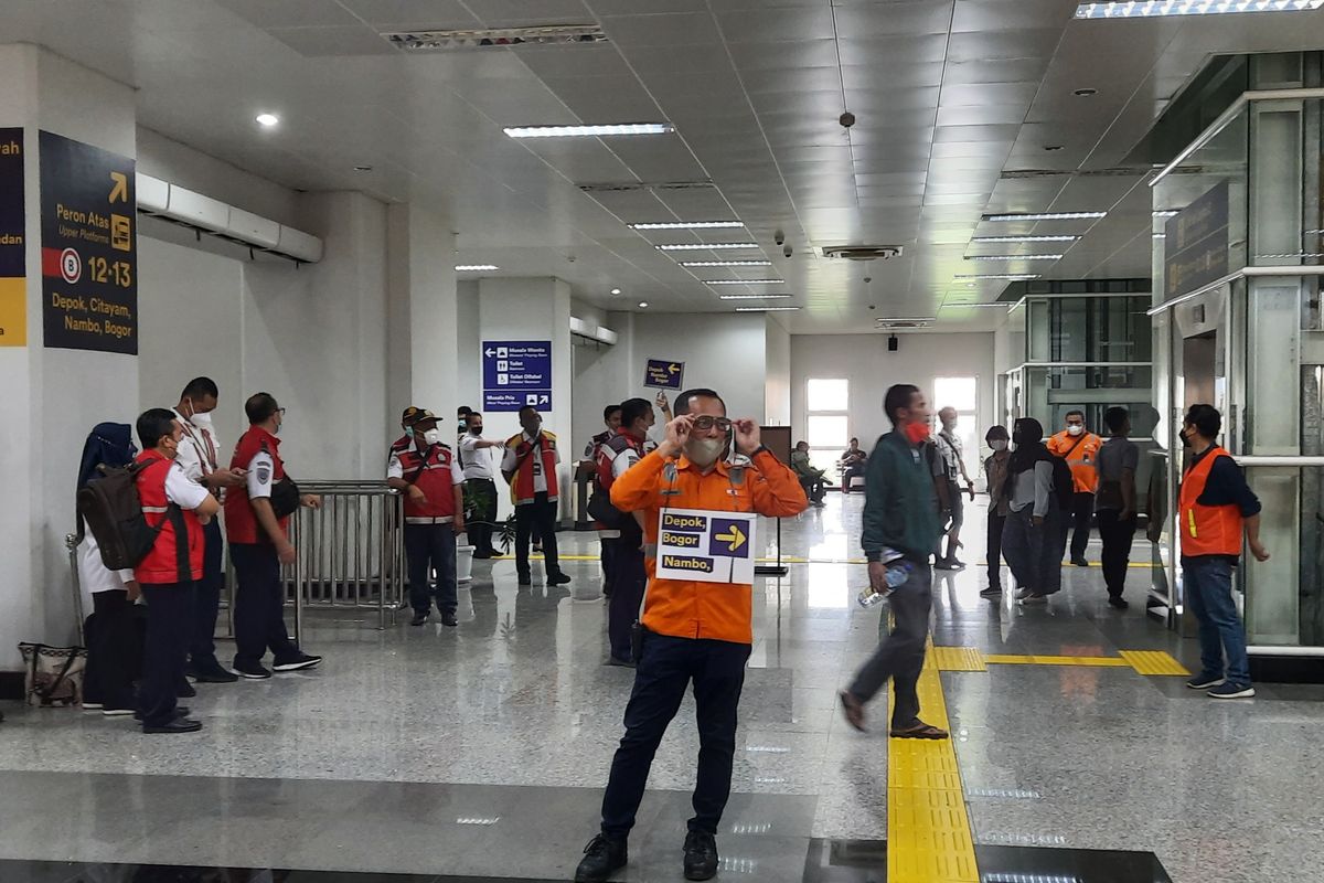 Kepadatan pengguna terjadi di main hall Stasiun Manggarai, Jakarta Selatan, Senin (30/5/2022) pagi. Kepadatan terjadi imbas rute baru kereta rel listrik (KRL). Tampak di lokasi, beberapa petugas KAI Commuter memasang papan penunjuk rute di dada mereka.