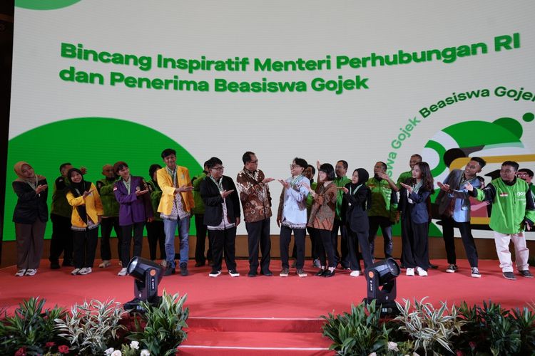 Menhub Budi Karya Sumadi saat menyambut para alumni penerima beasiswa Gojek di Kantor Kementerian Perhubungan, Jakarta, Senin (11/12/2023). 