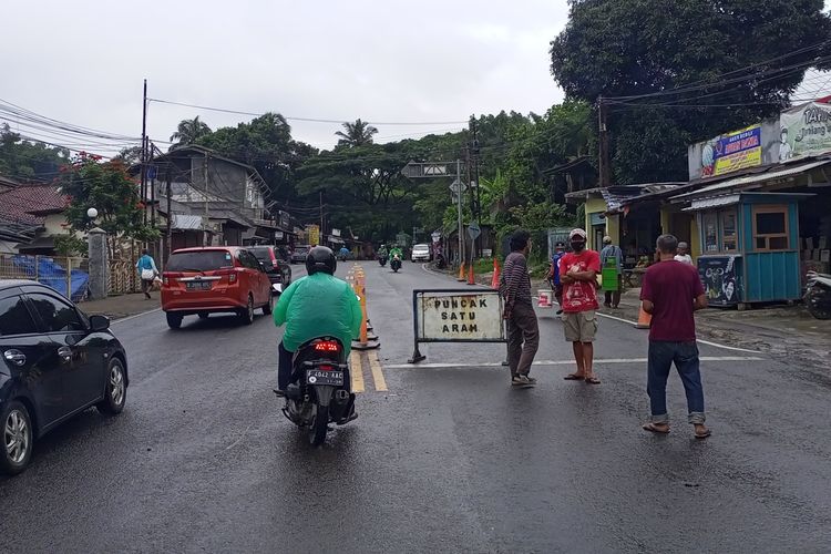 Satlantas Polres Bogor menerapkan sistem one way atau satu arah menuju Jakarta di Jalur Puncak Bogor, Jawa Barat, Sabtu (26/2/2022)