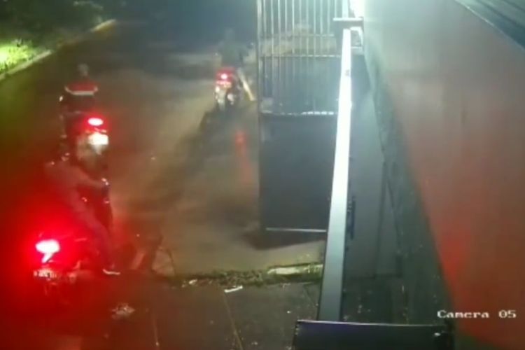 Tangkapan layar unggahan di akun @kontributorjakarta terkait rekaman CCTV pencurian tiga motor oleh tiga orang pelaku di sebuah indekos di kawasan Tanjung Duren, Grogol Petamburan, Jakarta Barat, pada Rabu (10/3/2021) malam.