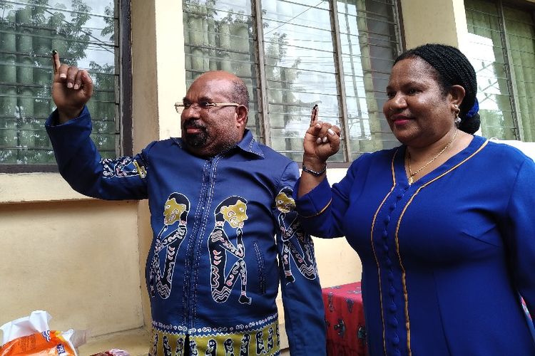 Ketua DPD Partai Demokrat Papua Lukas Enembe bersama istrinya Yulce Enembe mengikuti Pemilu Susulan di TPS 043 Argapura, Distrik Jayapura Selatan, Kota Jayapura (18/04/2019)