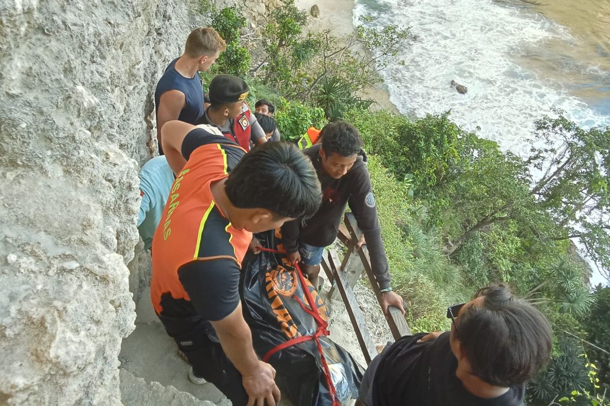Proses evakuasi korban WNA Ukraina yang tenggelam di Nusa Penida, Kabupaten Klungkung, Sabtu (2/8/2025).