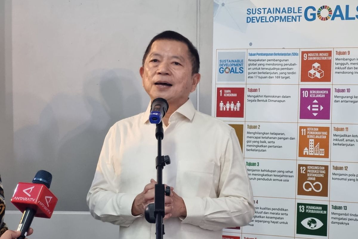 Menteri Perencanaan Pembangunan Nasional (PPN)/Kepala Bappenas Suharso Monoarfa setelah acara Kampanye Green Economy & Green Environment di Stasiun MRT Bundaran HI, Jakarta, Selasa (12/9/2023).