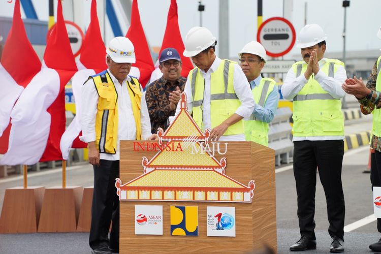 Presiden Joko Widodo (Jokowi) meresmikan Jalan Tol Semarang-Demak Seksi 2 Sayung-Demak.