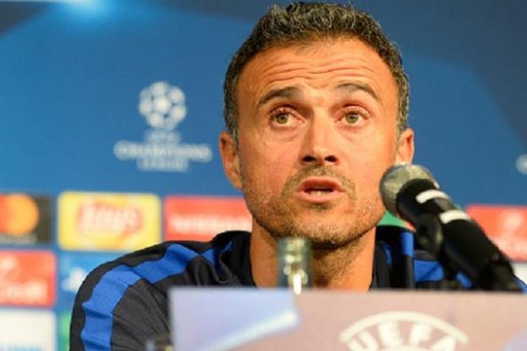 Luis Enrique ketika masih menjadi pelatih Barcelona dan menjawab pertanyaan wartawan jelang pertandingan Liga Champions kontra Borussia Moenchengladbach, Selasa (27/9/2016). Terkini, Enrique dikabarkan sudah sepakat menjadi pelatih Paris Saint-Germain. 