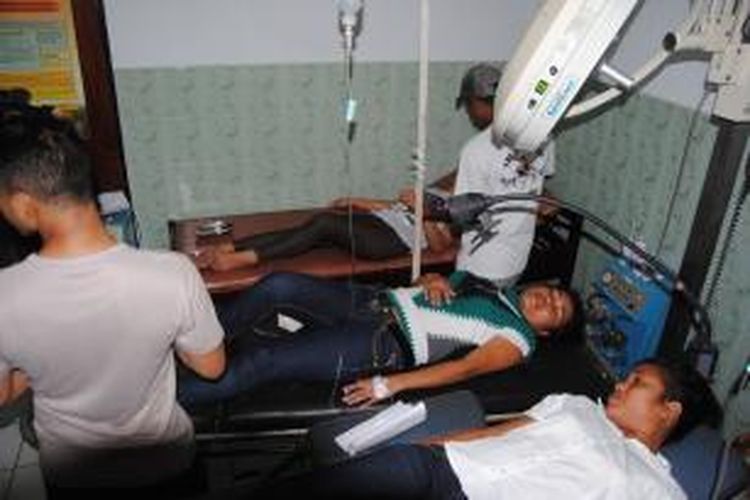 Karyawan PT Oceanic Seafood yang mengalami keracunan gas menjalani perawatan medis di Rumah Sakit Bhayangkara Ambon, Rabu (3/12/2014).