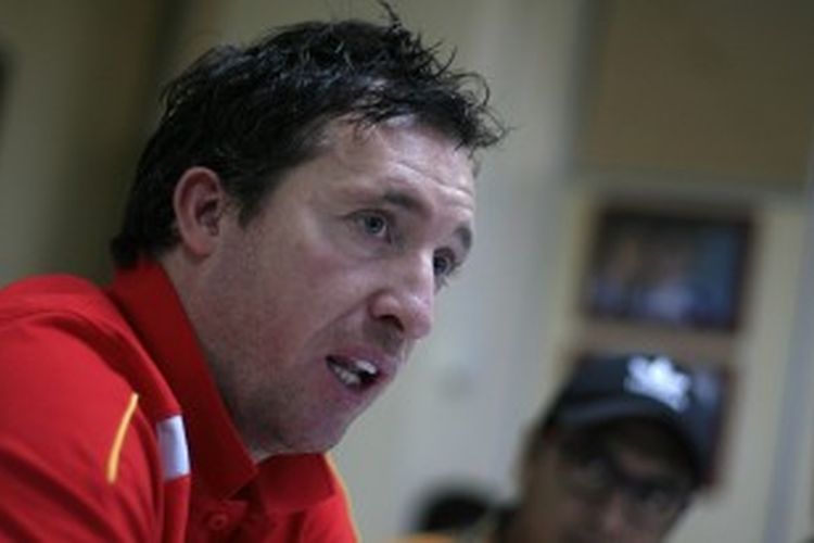 Mantan striker Liverpool dan timnas Inggris, Robbie Fowler saat mengunjungi redaksi BOLA dan Bolanews di Gedung Kompas Gramedia, Palmerah, Jakarta, Senin (24/6/2013). Kedatangan Fowler menjelang tur pramusim Liverpool ke Jakarta pada 20 Juli mendatang, yang merupakan rangkaian dari LFC Tour 2013. The Reds direncanakan akan bertanding melawan tim nasional Indonesia di Stadion Utama Gelora Bung Karno. 