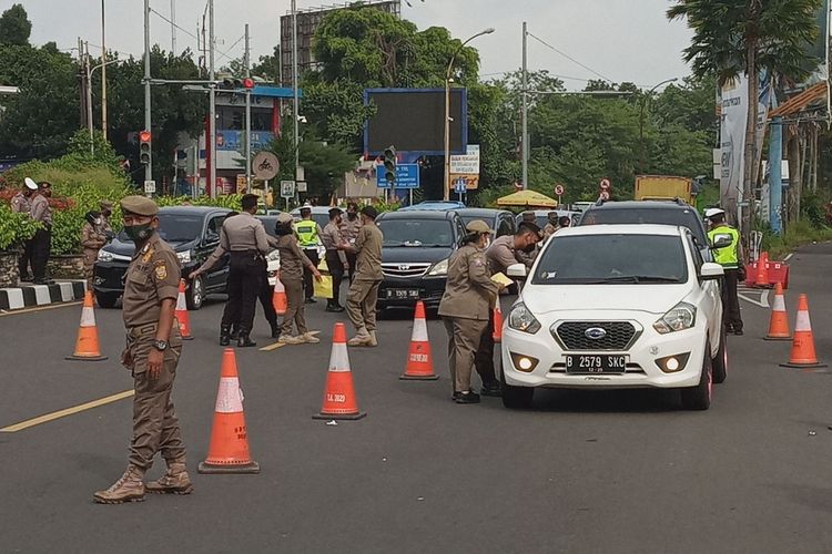 Ilustrasi sejumlah petugas gabungan Satgas Penanganan Covid-19 sedang memeriksa pengendara yang hendak menuju kawasan Puncak Bogor, Jawa Barat.