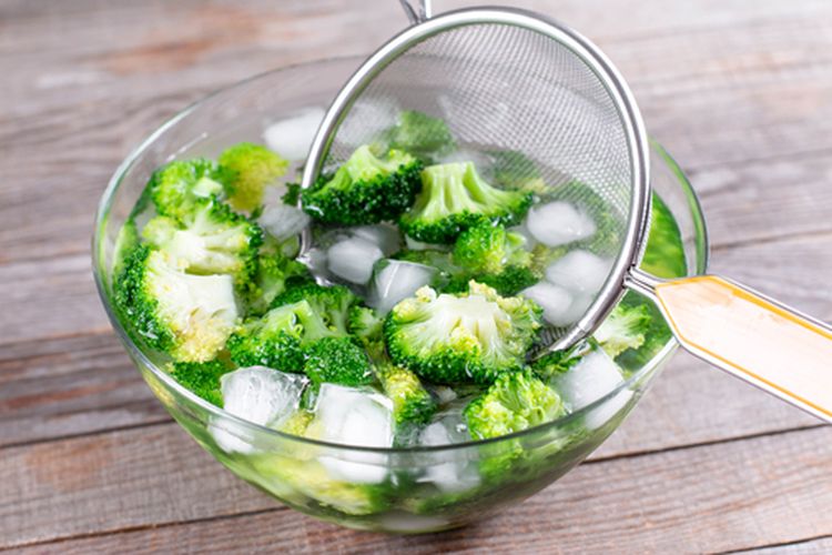 Merendam brokoli di dalam air es sebagai bagian dari metode blanching.
