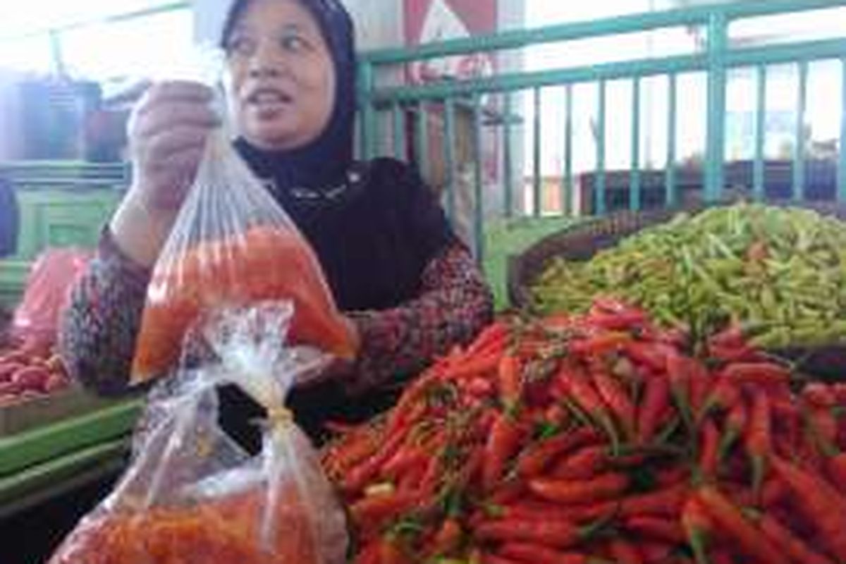 Umayah pedagang cabai di Pasar Rejowinangun Kota Magelang menjual kulit cabai ditengah tingginya harga cabai saat ini, Rabu (11/1/2017).