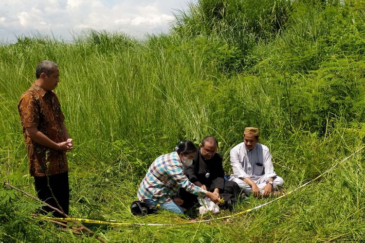 Saat keluarga korban mendatangi lokasi potongan tubuh Iwan Boedi Prasetijo ditemukan di Kawasan Marina Semarang.