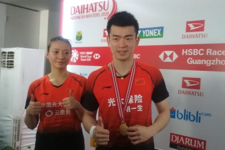 Zheng Siwei/Huang Yaqiong dalam acara konferensi pers usai menang pada babak final Indonesia Masters 2020 di Istora Senayan, Jakarya, Minggu (18/1/2020). 
