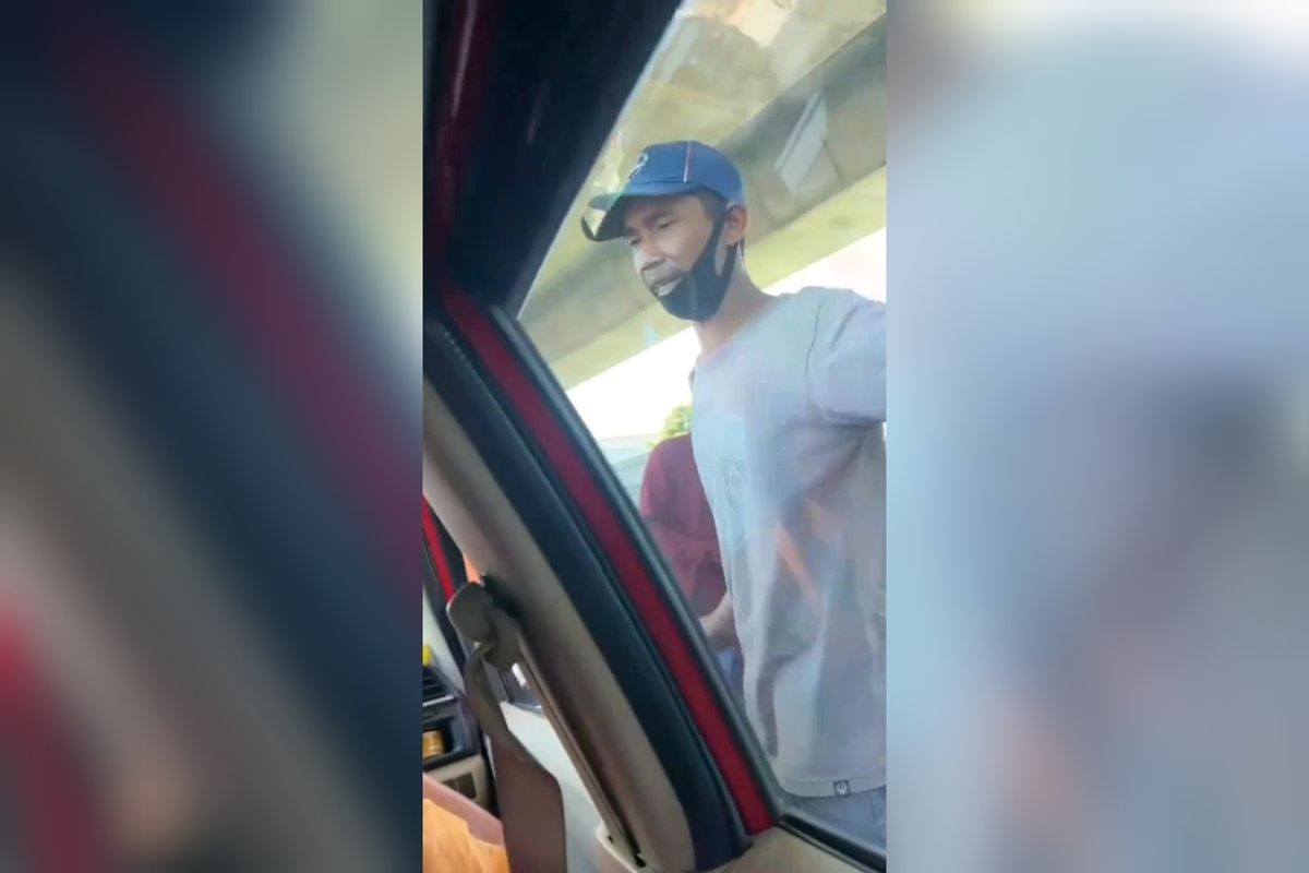 Pak Ogah bernama N Irfan yang melakukan aksi pemalakan kepada seorang pengendara mobil di bilangan Jalan A P Pettarani, Kota Makassar, Sulsel. Rabu (7/6/2023)