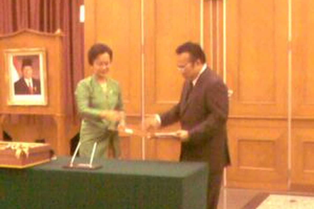  Armida Alisjahbana dan Paskah Suzetta saat serah terima Menteri Perencanaan Pembangunan Nasional / Kepala Badan Perekonomian Pembangunan Nasional (Meneg PPN/ Kepala Bappenas), Kamis (21/10)