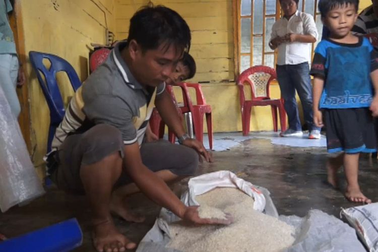 Beras Rakyat Sejahtera (rastra) yang disubsidi pemerintah ini pun dikeluhkan warga karena warnanya yang kekuningan, berbau dan berkutu. 