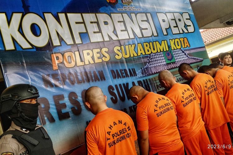Enam tersangka perkara tindak pidana perdagangan orang yang ditangkap Satuan Reserse Kriminal Polres Sukabumi Kota saat konferensi pers di Sukabumi, Jawa Barat, Jumat (9/6/2023).