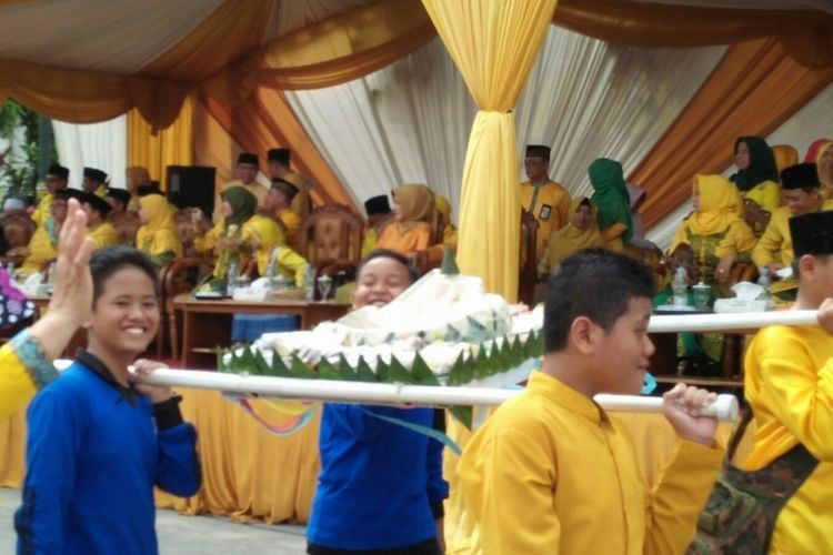 Anak-anak mengsung nasi dalam Pawai Nasi Adab HUT Kotawaringin Barat, Rabu (4/10/2017)