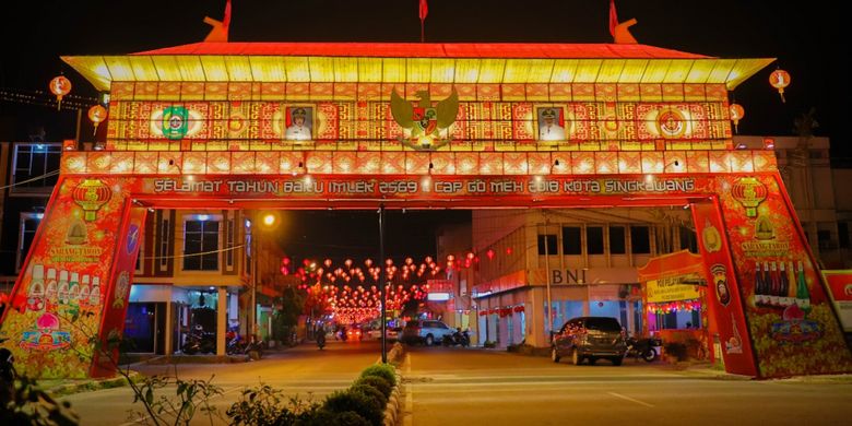 Gerbang Cap Go Meh terbesar di Kota Singkawang, Kalimantan Barat yang dihias dengan lampion dalam perayaan Imlek dan Cap Go Meh 2569 tahun 2018. 