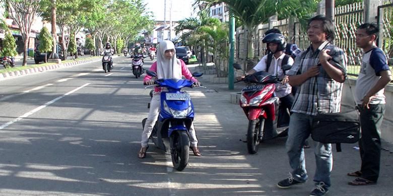 Jalan Teuku Umar di Meulaboh terkena ceceran oli yang menyebabkan sejumlah pengendara motor berjatuhan, Senin (28/3/2016).