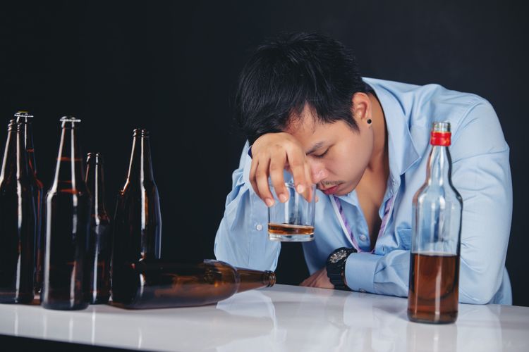Ilustrasi pria sedang minum alkohol.