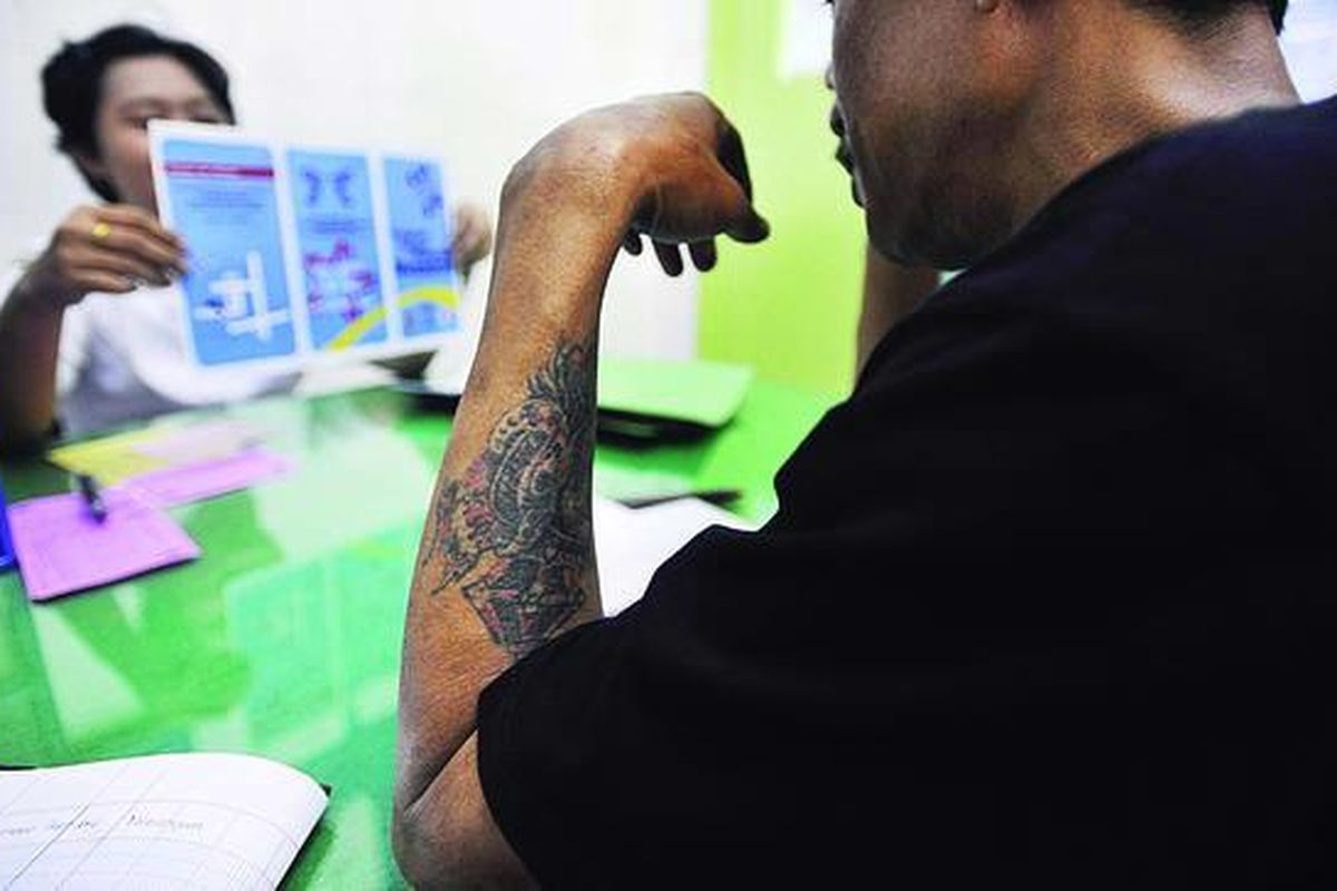 Seorang pengguna narkoba suntik aktif menerimapenyuluhan tentang penggunaanterapimetadon dari tenaga medis di Puskesmas Jagir, Kota Surabaya, Senin (18/1).Metadon merupakan opiat sintetis yang diperuntukkan bagi pasien ketergantunganopiat, seperti heroindan morfin, sehinggapasien merasa nyaman.