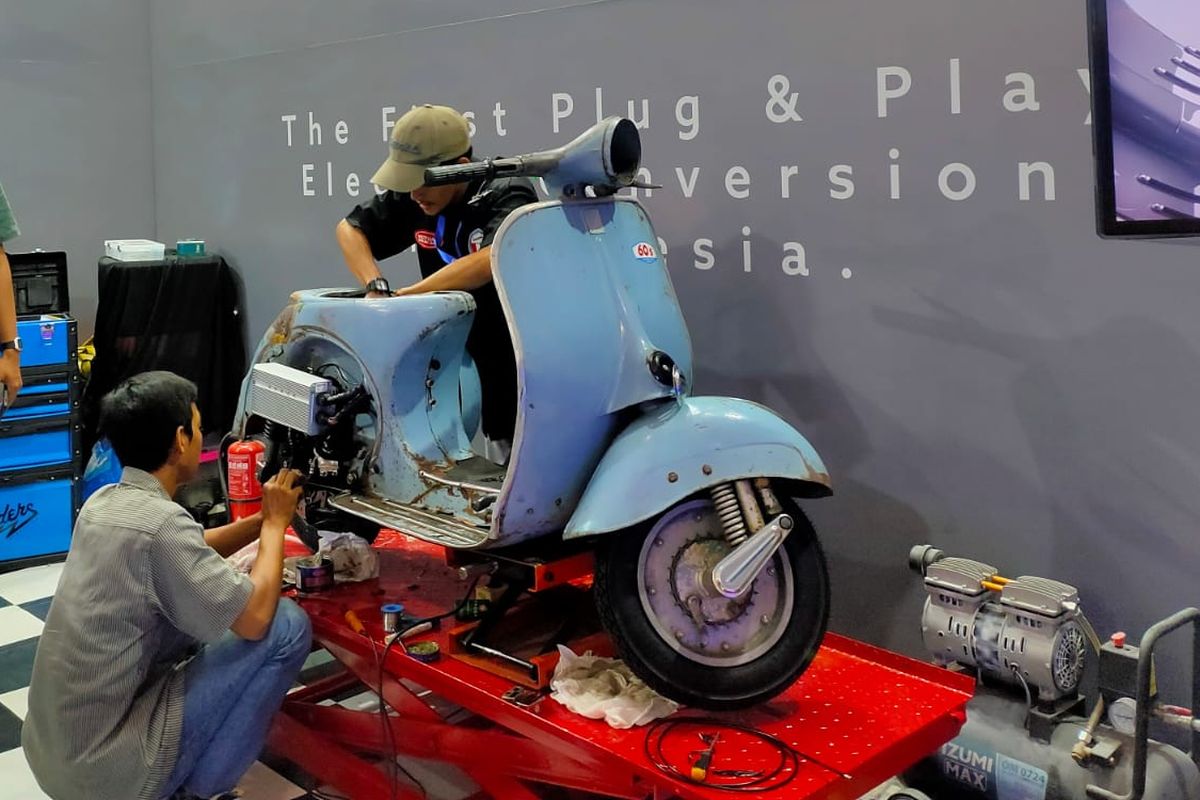 Konversi Vespa Listrik Elders Garage di PEVS 2022