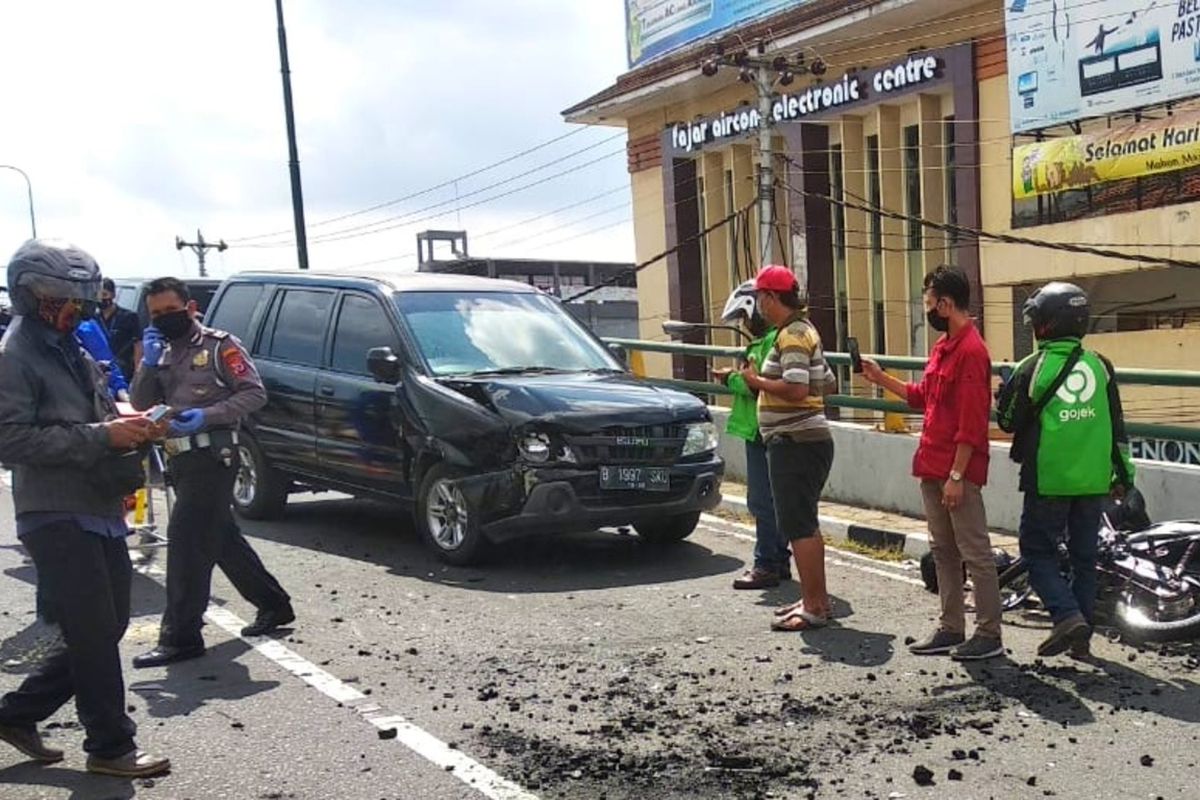 Kondisi mobil pengangkut uang mengalami kerusakan dibagian depan.