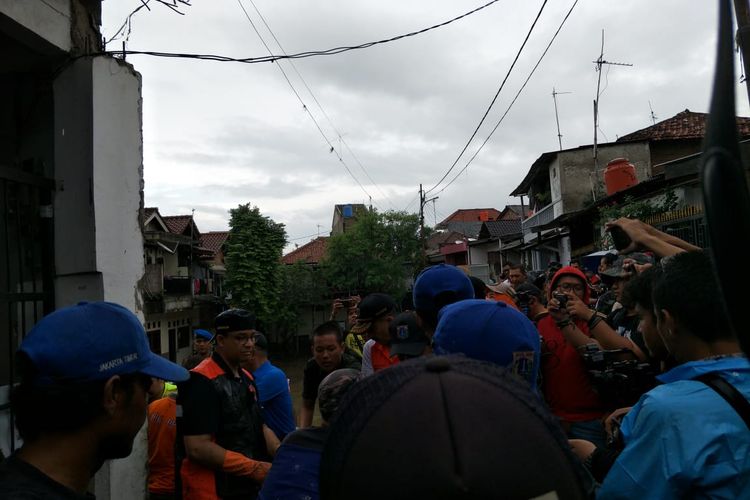 Gubernur DKI Jakarta Anies Baswedan terjun ke lokasi banjir di Kelurahan Makassar, Makassar, Jakarta Timur untuk melakukan kegiatan kerja bakti pada Minggu (5/1/2020). 